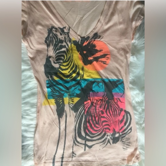 Woman’s short sleeve top scoop neck graphic tee - Size M - Picture 2 of 5